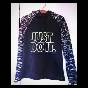 Nike women’s therma fit hoodie